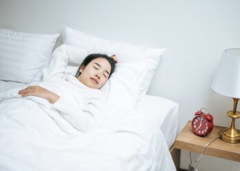 Bagaimana Cara Tidur yang Baik untuk Penderita Varises?